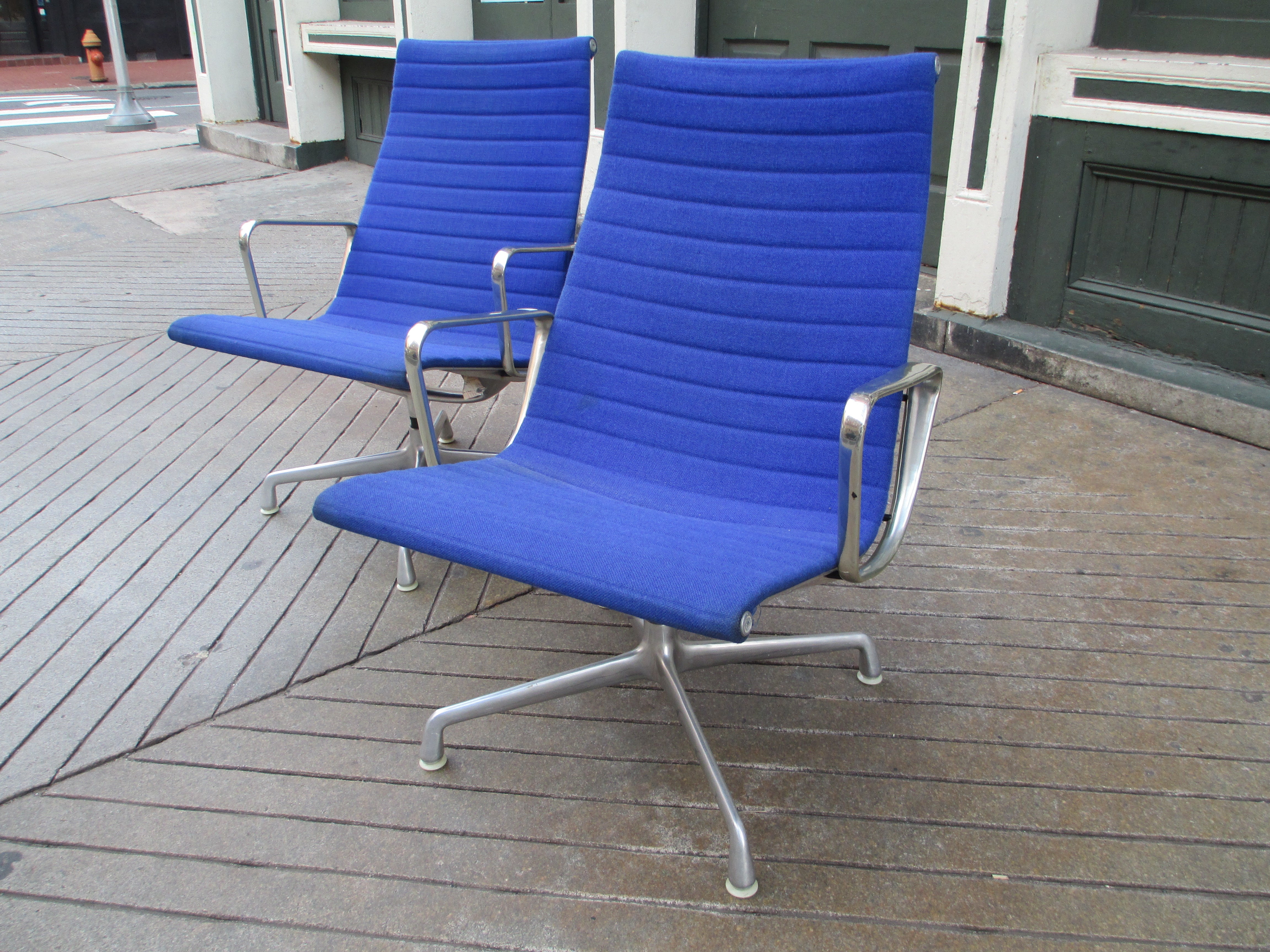 Pair Charles  Eames Aluminum Group Lounge for Herman Miller